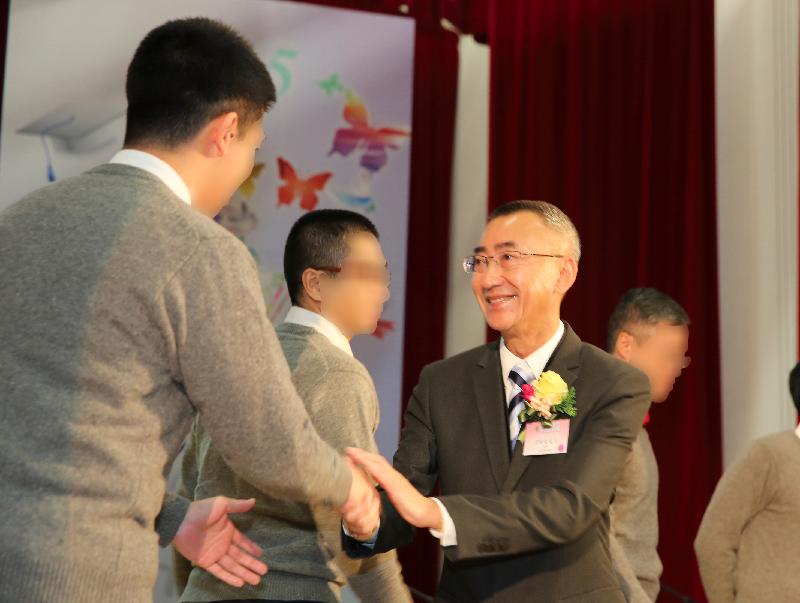 A total of 66 persons in custody at Stanley Prison were presented with certificates at a ceremony today (January 6) in recognition of their academic achievements. Photo shows the Chairman of the Lok Sin Tong Benevolent Society Kowloon, Mr Clifford Leung (right), shaking hands with a representative of persons in custody.