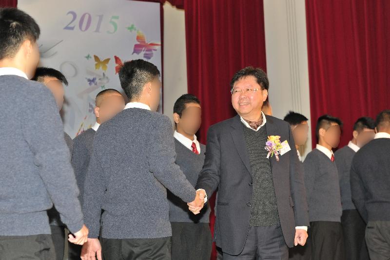 A total of 67 persons in custody at Stanley Prison were presented with certificates at a ceremony today (January 13) in recognition of their academic achievements. Photo shows the President of the Care of Rehabilitated Offenders Association, Mr Peter Wong (right), congratulating a representative of persons in custody.