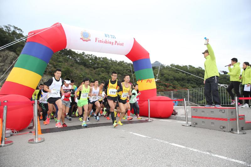 The Commissioner of Correctional Services, Mr Yau Chi-chiu, fires the starting pistol for the Correctional Services Department (CSD) 10-kilometre Distance Run at the main dam of Plover Cove Reservoir in Tai Po today (January 23). More than 500 people participated in the race.