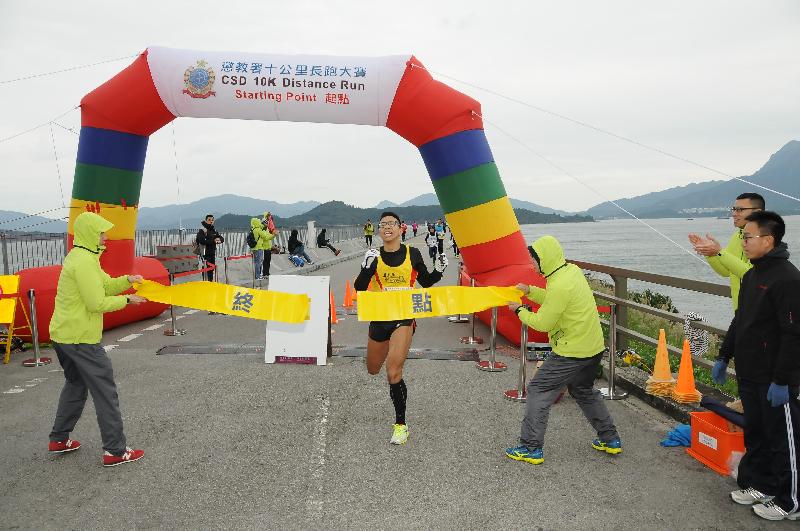 The CSD's Yip Tung-hoi is pictured winning first place with a time of 34 minutes and 23 seconds.