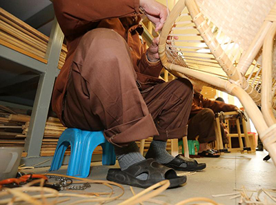在囚人士在木工及藤器工场制作藤器。