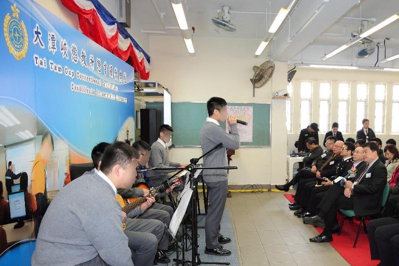 由大潭峡惩教所在囚人士组成的音乐小组以歌曲，表达对家人、义工和惩教所职员的谢意，以及对未来的期盼。