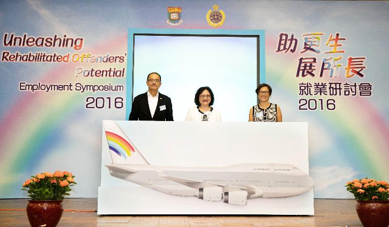 The Commissioner of Correctional Services, Mr Yau Chi-chiu (left); the Executive Director of the Vocational Training Council, Dr Carrie Yau (centre) and the Honorary Director of the University of Hong Kong's Centre for Criminology, Professor Karen Laidler (right) launch the "Unleashing Rehabilitated Offenders' Potential" Employment Symposium today (June 24). 