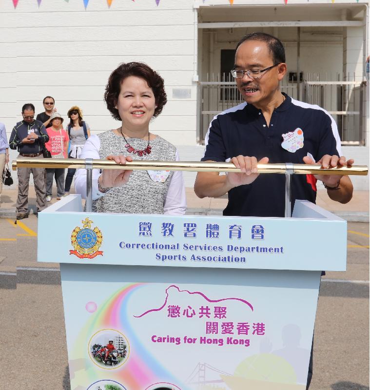 The Correctional Services Department Sports Association held its 64th Autumn Fair at the football field adjacent to Stanley Prison today (November 5). Picture shows the spouse of the Chairman of the Committee on Community Support for Rehabilitated Offenders, Mrs Shirley Siu (left), accompanied by the Commissioner of Correctional Services, Mr Yau Chi-chiu (right), officiating at the opening ceremony.