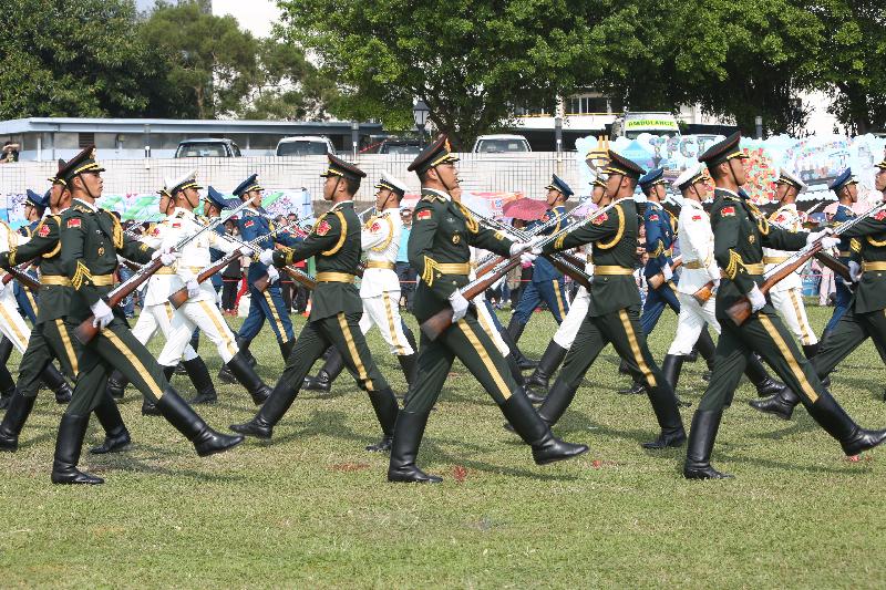 The Correctional Services Department Sports Association held its 64th Autumn Fair at the football field adjacent to Stanley Prison today (November 5). Picture shows the People's Liberation Army Hong Kong Garrison staging a group gun show and a grand military band performance.