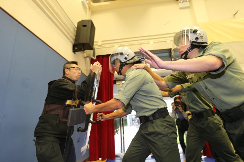 The Correctional Services Department today (November 29) launched a new recruitment exercise to recruit 50 Officers and around 300 Assistant Officer II. Photo shows CSD staff demonstrating self-defence and control tactics.