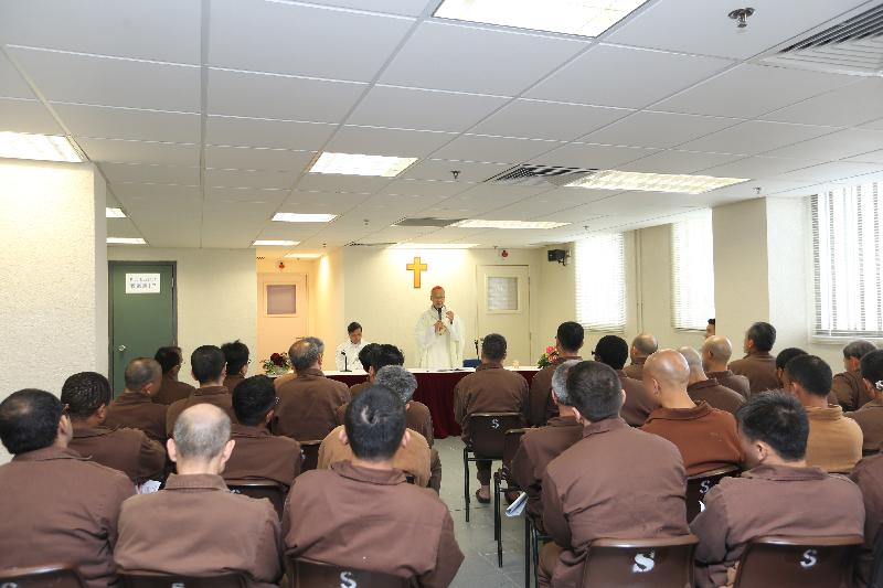 The Catholic Bishop of Hong Kong, the Most Reverend John Tong, accompanied by the the Commissioner of Correctional Services, Mr Yau Chi-chiu, Assistant Commissioner (Operations) of Correctional Services, Mr Woo Ying-ming; the Correctional Services Chaplain, Deacon Edwin Ng; and the Chief Superintendent (Stanley Prison), Mr Chan Wai-kin, visited Stanley Prison and presided at a Christmas Mass today (December 25). Photo shows the Most Reverend Tong (right) sharing his faith and blessings with the participating persons in custody.