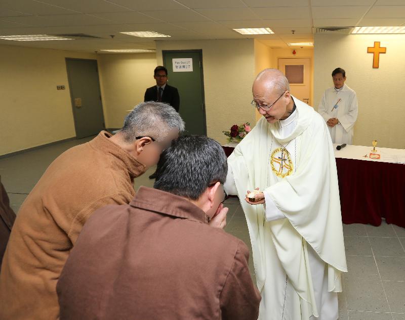 The Catholic Bishop of Hong Kong, the Most Reverend John Tong, accompanied by the the Commissioner of Correctional Services, Mr Yau Chi-chiu, Assistant Commissioner (Operations) of Correctional Services, Mr Woo Ying-ming; the Correctional Services Chaplain, Deacon Edwin Ng; and the Chief Superintendent (Stanley Prison), Mr Chan Wai-kin, visited Stanley Prison and presided at a Christmas Mass today (December 25). Photo shows the Most Reverend Tong (first right) sharing his faith and blessings with the participating persons in custody.
