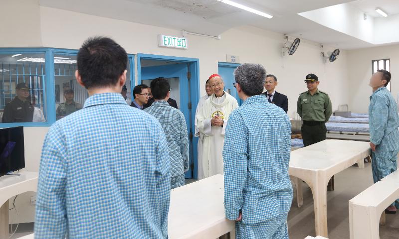 The Catholic Bishop of Hong Kong, the Most Reverend John Tong, accompanied by the the Commissioner of Correctional Services, Mr Yau Chi-chiu, Assistant Commissioner (Operations) of Correctional Services, Mr Woo Ying-ming; the Correctional Services Chaplain, Deacon Edwin Ng; and the Chief Superintendent (Stanley Prison), Mr Chan Wai-kin, visited Stanley Prison and presided at a Christmas Mass today (December 25). Photo shows Mr Woo (back row, second right) and the Most Reverend Tong (back row, third right) touring the Prison's hospital and conveyed Christmas blessings and support to patients and persons in custody.