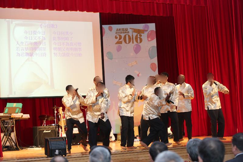 A total of 50 persons in custody at Stanley Prison were presented with certificates at a ceremony today (January 6) in recognition of their academic achievements. During the ceremony, a Putonghua recitation was performed by persons in custody of various nationalities.