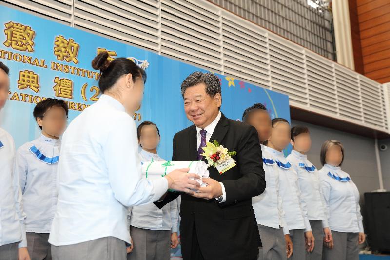 A total of 154 persons in custody at Lo Wu Correctional Institution of the Correctional Services Department were presented with certificates at a ceremony today (March 8). Photo shows the Chairman of the Board of Directors of the Yan Oi Tong, Dr Tang Kam-hung (right), presenting certificates to a representative of the persons in custody.