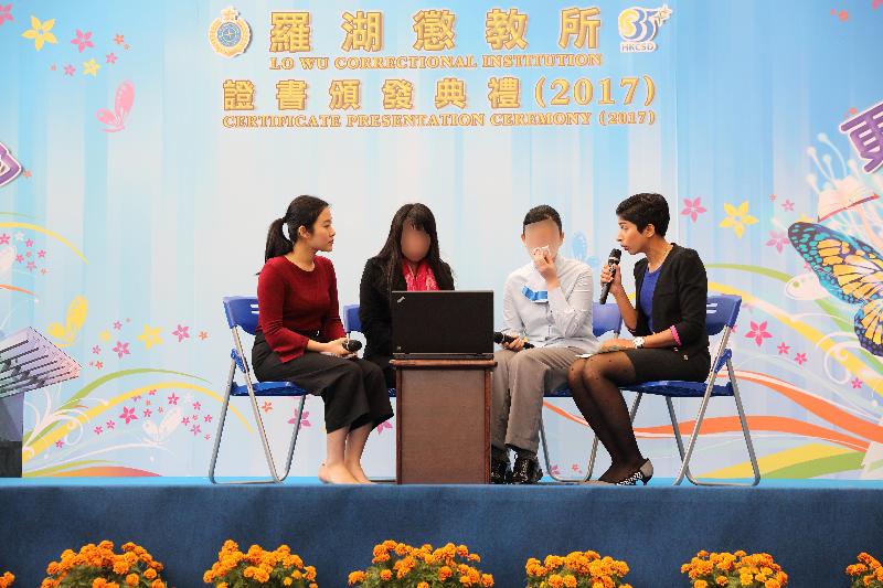 A total of 154 persons in custody at Lo Wu Correctional Institution of the Correctional Services Department were presented with certificates at a ceremony today (March 8). At the ceremony, a representative for persons in custody (second right) spoke about her life so far at the institution and her mother (second left) expressed her feelings and expectations for her daughter.