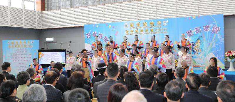 A total of 154 persons in custody at Lo Wu Correctional Institution of the Correctional Services Department were presented with certificates at a ceremony today (March 8). Persons in custody staged a performance of African drum and group singing to show gratitude to their families, volunteers and institutional staff. 