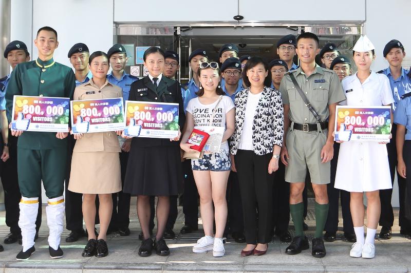 The Hong Kong Correctional Services Museum welcomed its 800 000th visitor today (October 3). Photo shows Assistant Commissioner of Correctional Services (Human Resource), Ms Ng Sau-wai (front row, third right), with the 800 000th visitor (front row, fourth right), visiting students and staff.
