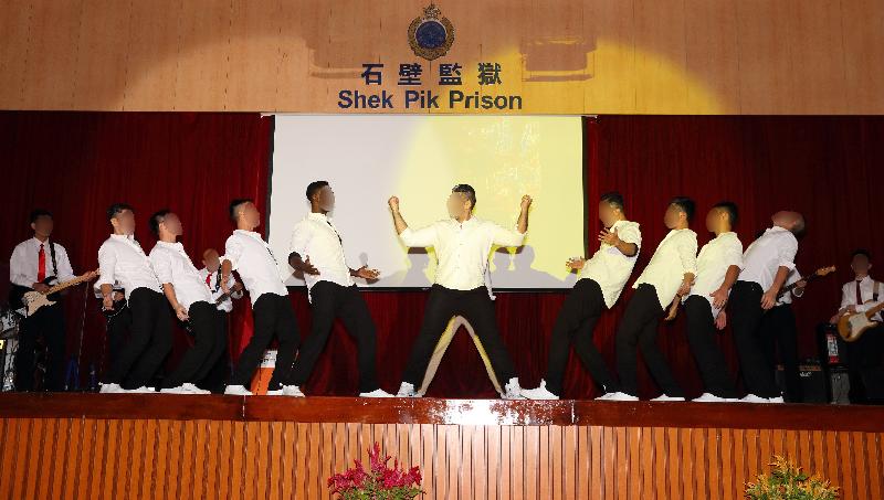 石壁监狱今日（十一月二十九日）颁发学业证书予107名在囚人士，以表扬他们在学业进修上的成果。典礼上，由在囚人士组成的乐队表演歌舞，向帮助他们更生的人表达谢意。