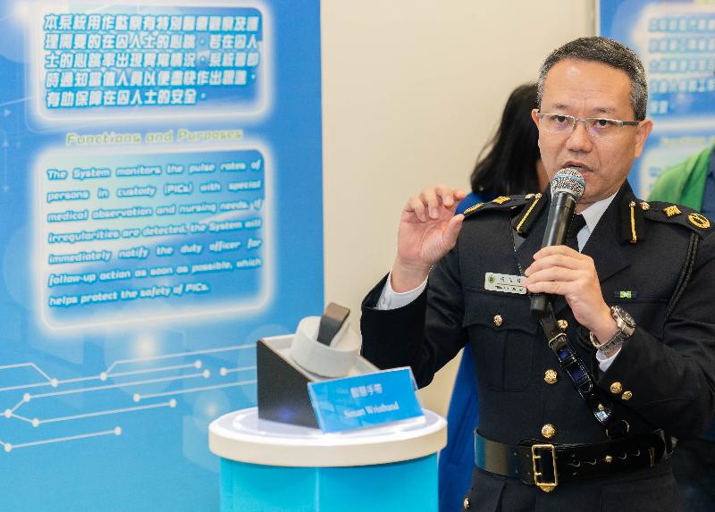 惩教署今日（二月十四日）举行周年记者会。图示助理署长（服务质素）杨俊伟介绍智慧监狱的最新器材，包括智慧手带与缉毒机械臂系统。