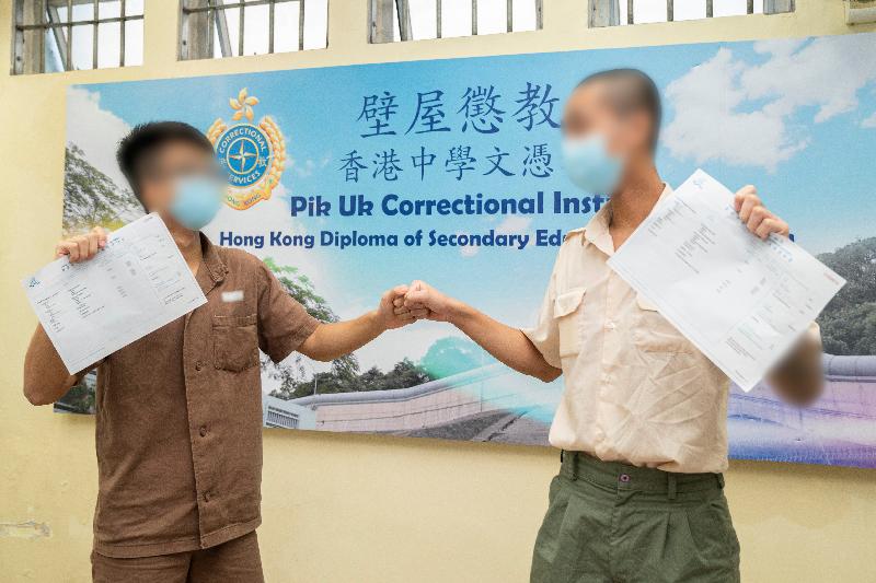 Seven young persons in custody enrolled in the HKDSE Examination this year. Photo shows a candidate, Ah Ching (false name), who scored 19 marks overall in the six papers taken (left), and a 17-year-old candidate, Ah Ping (false name) (right), encouraging each other.