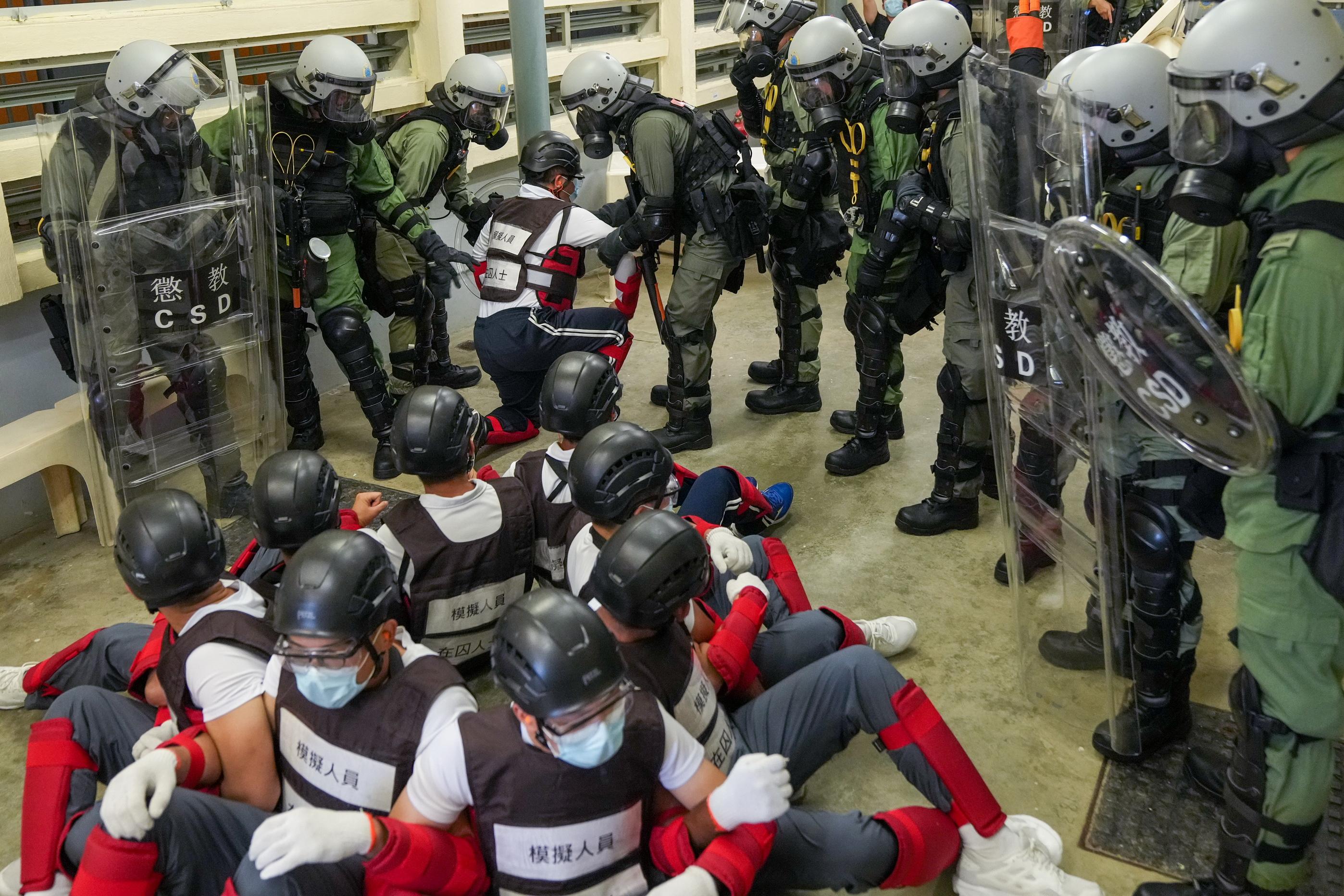 The Correctional Services Department conducted an emergency exercise, code-named Concord XXI, today (November 30) to test the emergency response of its various units in different scenarios including mass indiscipline of persons in custody, a hostage-taking situation and members of the public attempting to damage correctional facilities at Sha Tsui Correctional Institution. Photo shows the Correctional Emergency Response Team successfully controlling an incident of mass indiscipline of persons in custody.