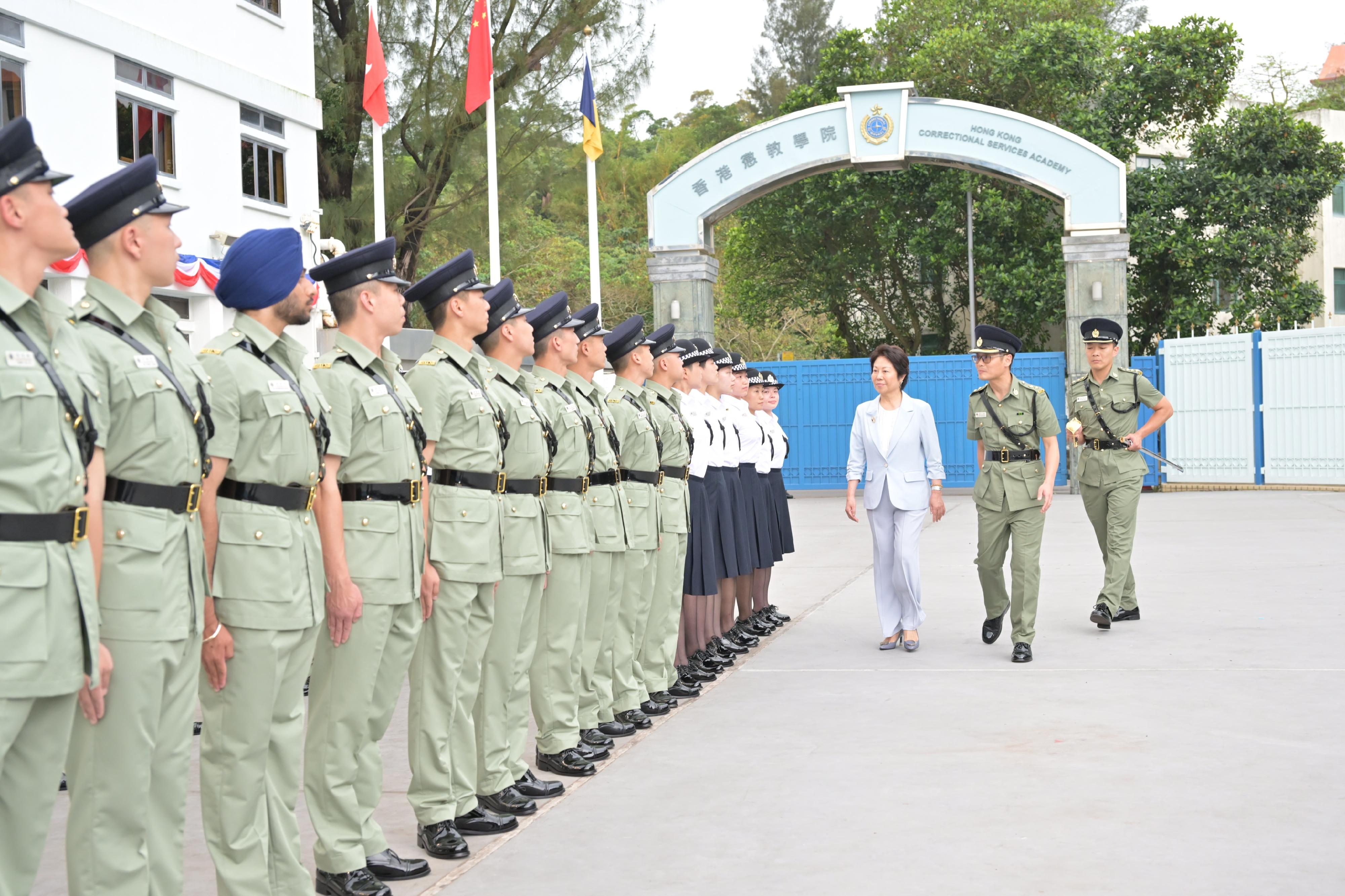 The Correctional Services Department held a passing-out parade at the Hong Kong Correctional Services Academy today (April 21). Photo shows the Chairman of the Committee on Community Support for Rehabilitated Offenders, Ms Tsui Li (third right), inspecting a contingent of graduates.
