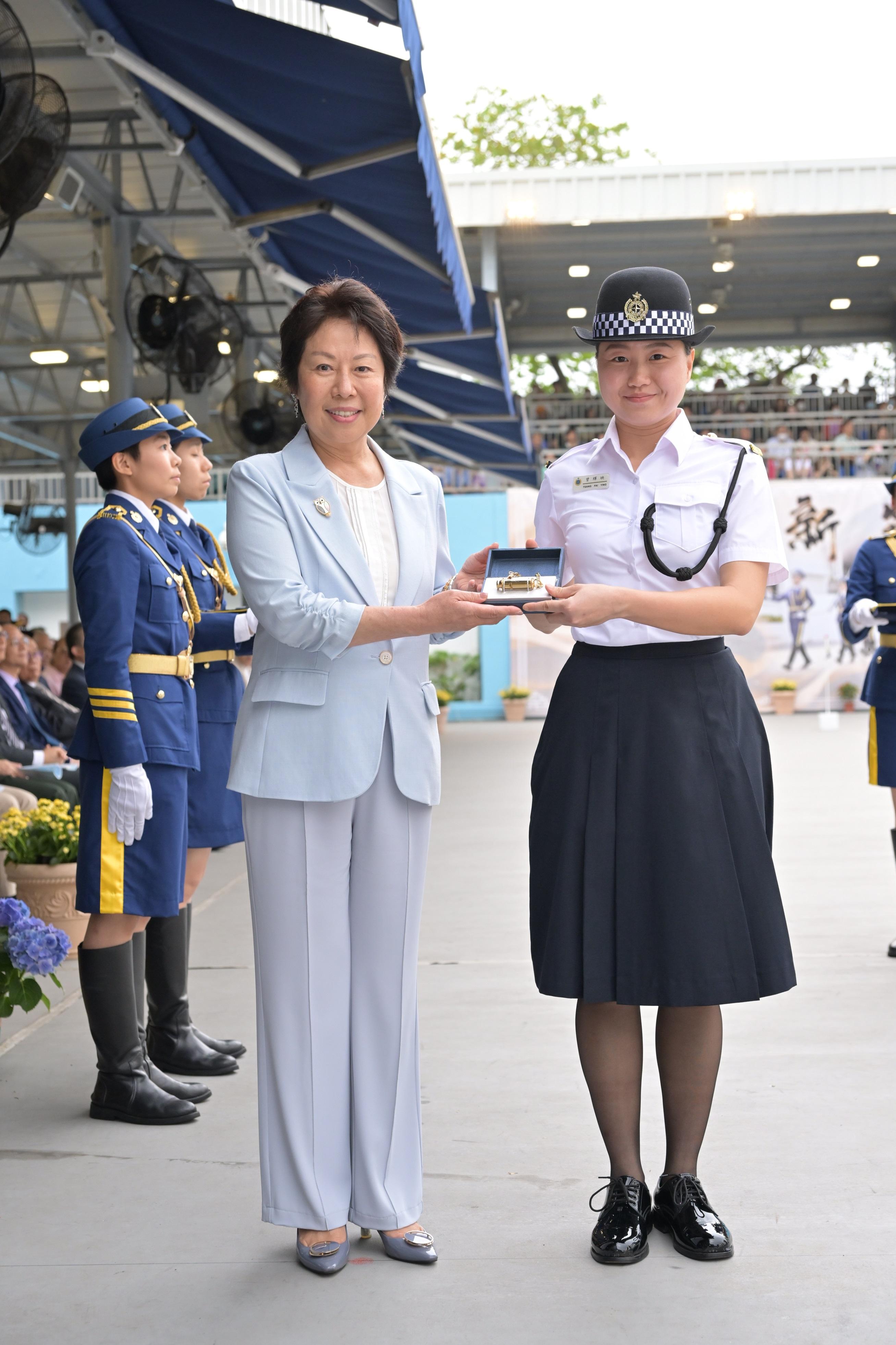 The Correctional Services Department held a passing-out parade at the Hong Kong Correctional Services Academy today (April 21). Photo shows the Chairman of the Committee on Community Support for Rehabilitated Offenders, Ms Tsui Li (left), presenting a Best Recruit Award, the Golden Whistle, to Assistant Officer II Ms Tsang Fai-ying.