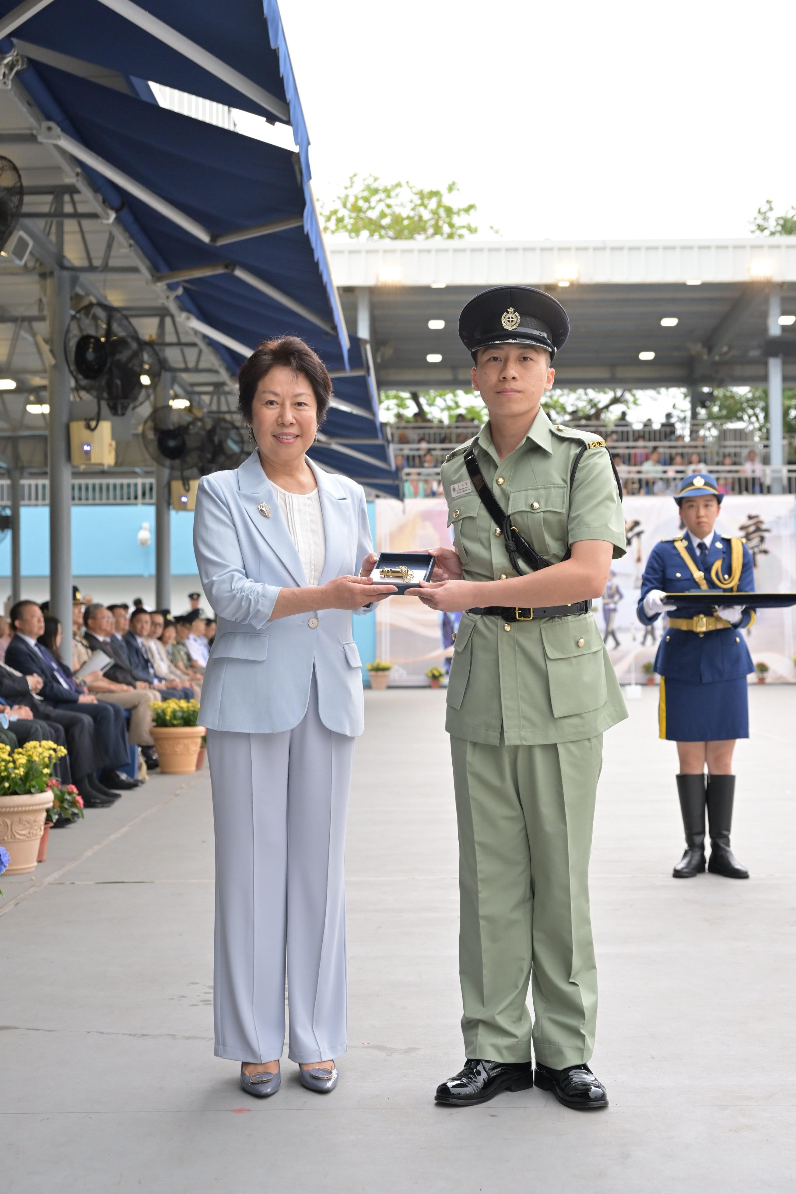 The Correctional Services Department held a passing-out parade at the Hong Kong Correctional Services Academy today (April 21). Photo shows the Chairman of the Committee on Community Support for Rehabilitated Offenders, Ms Tsui Li (left), presenting a Best Recruit Award, the Golden Whistle, to Assistant Officer II Mr Wong Heung-yin.
