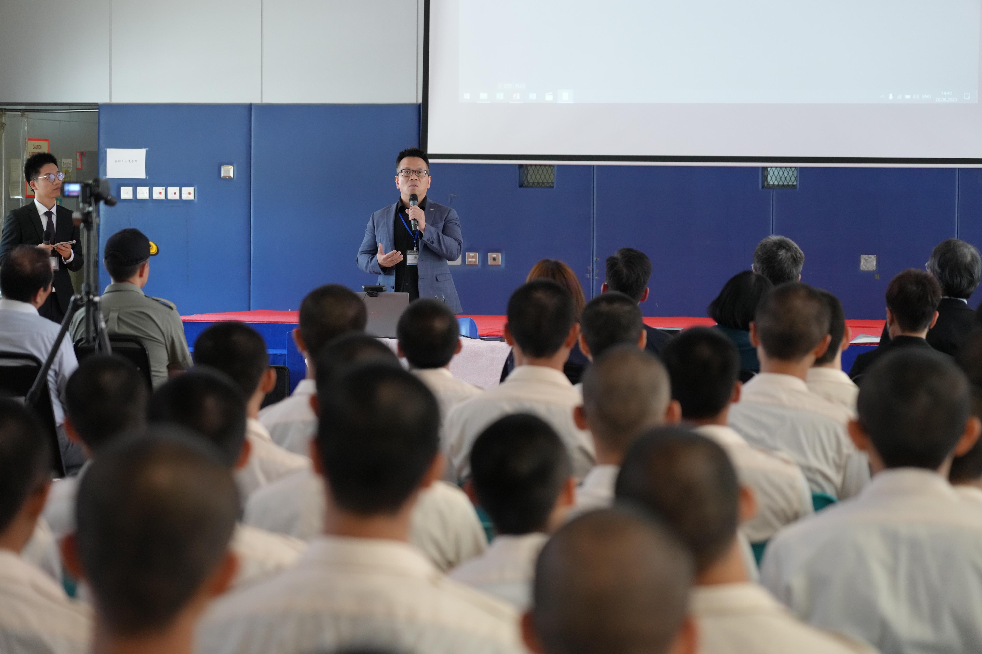 The Correctional Services Department organised an information sharing session on tertiary education programmes for young persons in custody at Sha Tsui Correctional Institution today (June 26). Photo shows the Vice President (Research and Student Development) of the Hong Kong Metropolitan University, Professor Ricky Kwok, speaking at the sharing session.