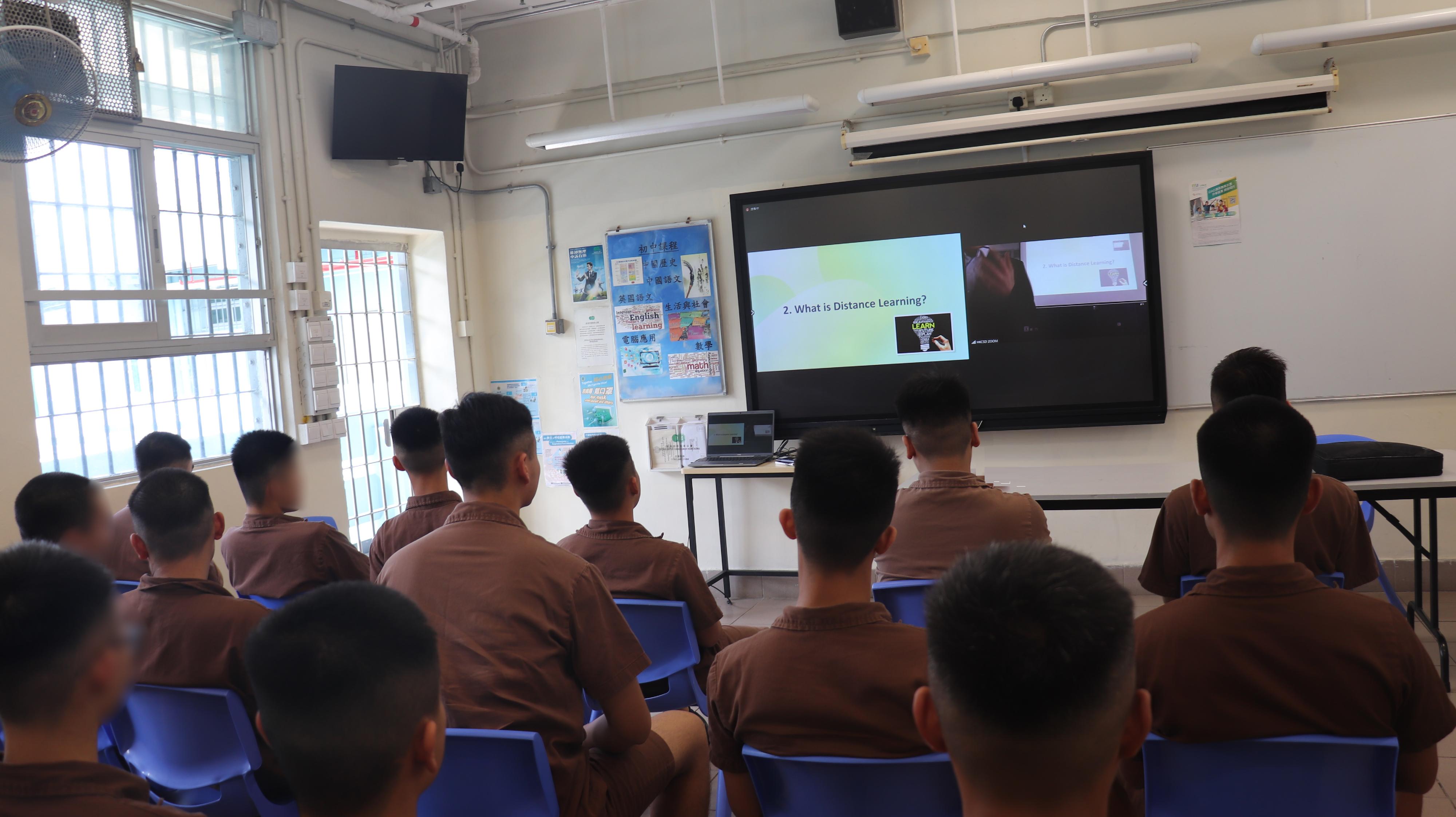 The Correctional Services Department organised an information sharing session on tertiary education programmes for young persons in custody (PICs) at Sha Tsui Correctional Institution today (June 26). Photo shows young PICs of Pik Uk Correctional Institution participating in the session via a live broadcast.