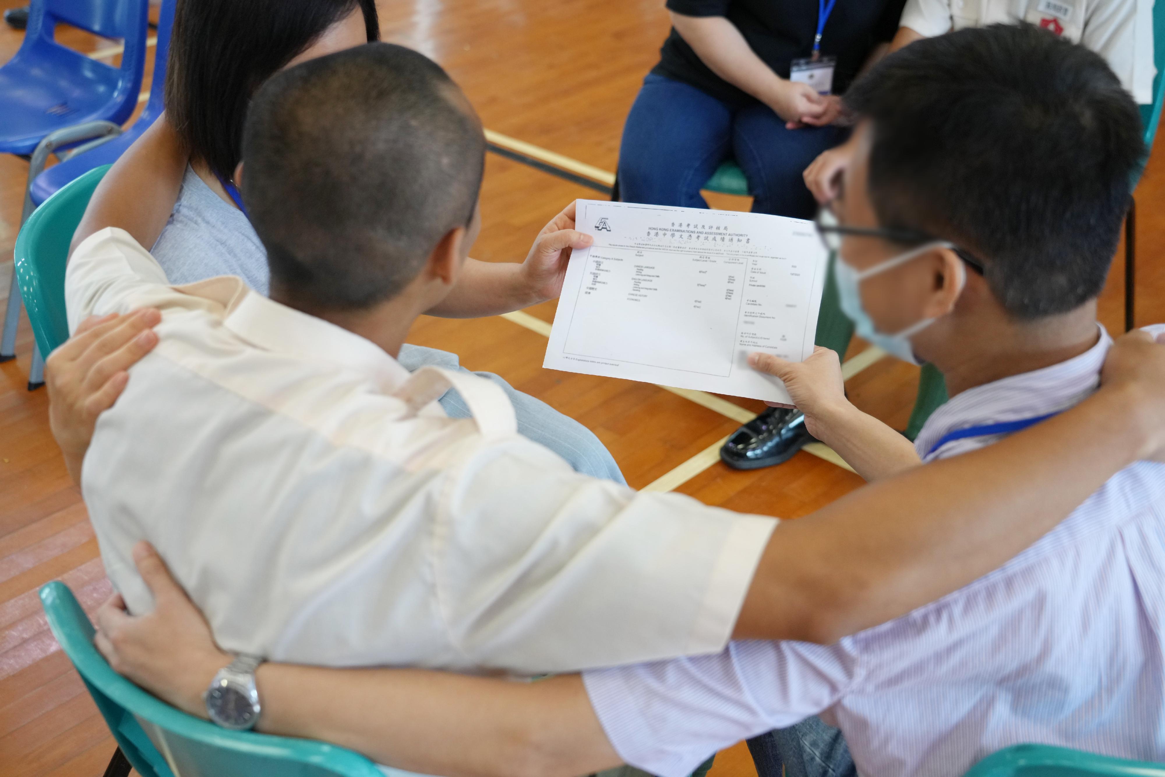 香港中學文憑考試成績今日（七月十九日）公布，今年共有18名青少年在囚人士報考香港中學文憑考試。圖示青少年在囚人士與家人分享取得佳績的喜悅。