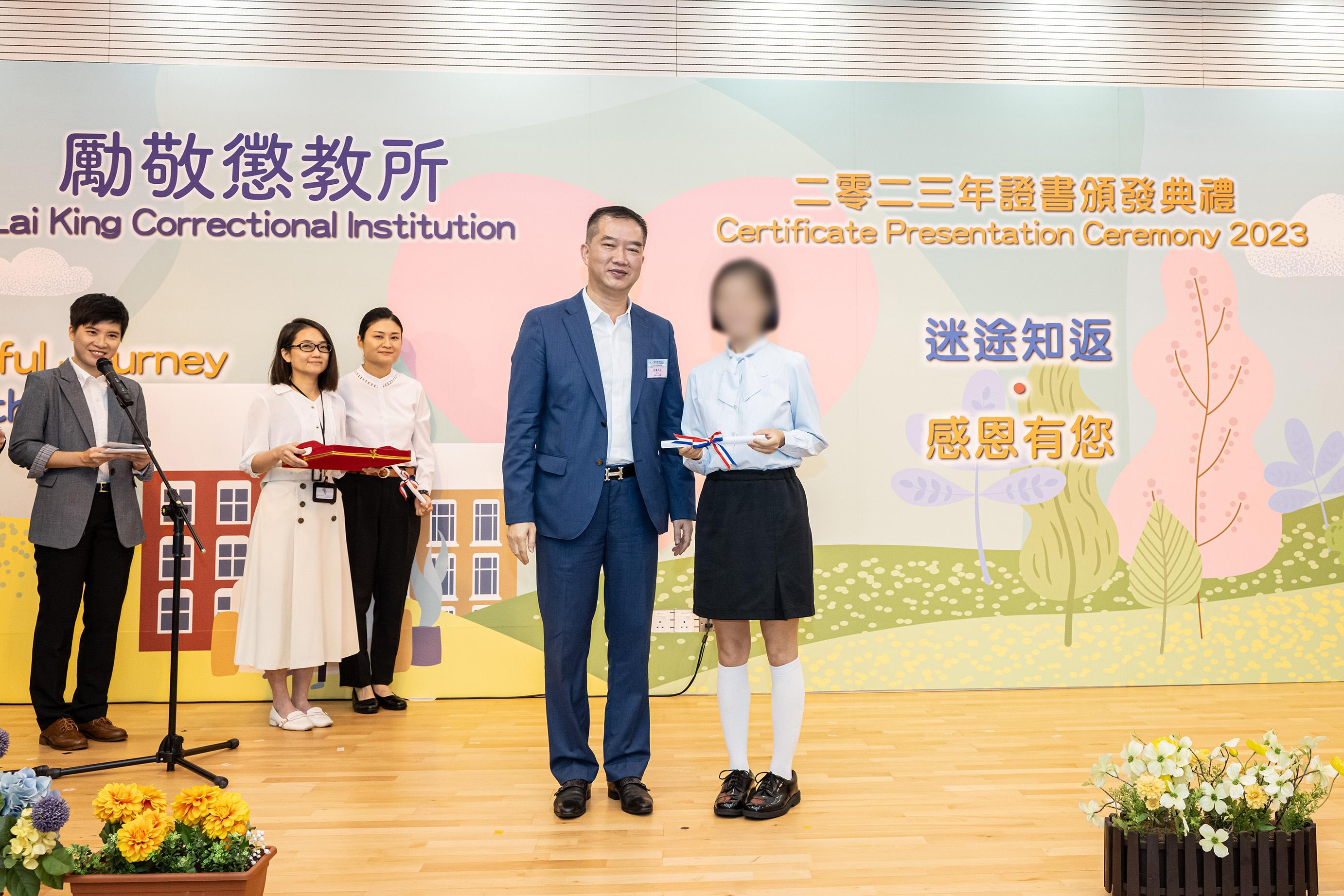 Young persons in custody at Lai King Correctional Institution of the Correctional Services Department were presented with certificates at a ceremony today (September 20) in recognition of their efforts and achievements in studies and vocational examinations. Photo shows the Chairman of the Hong Kong Shanxi Chamber of Commerce, Mr Ng Tang (left), presenting a certificate to a young person in custody.