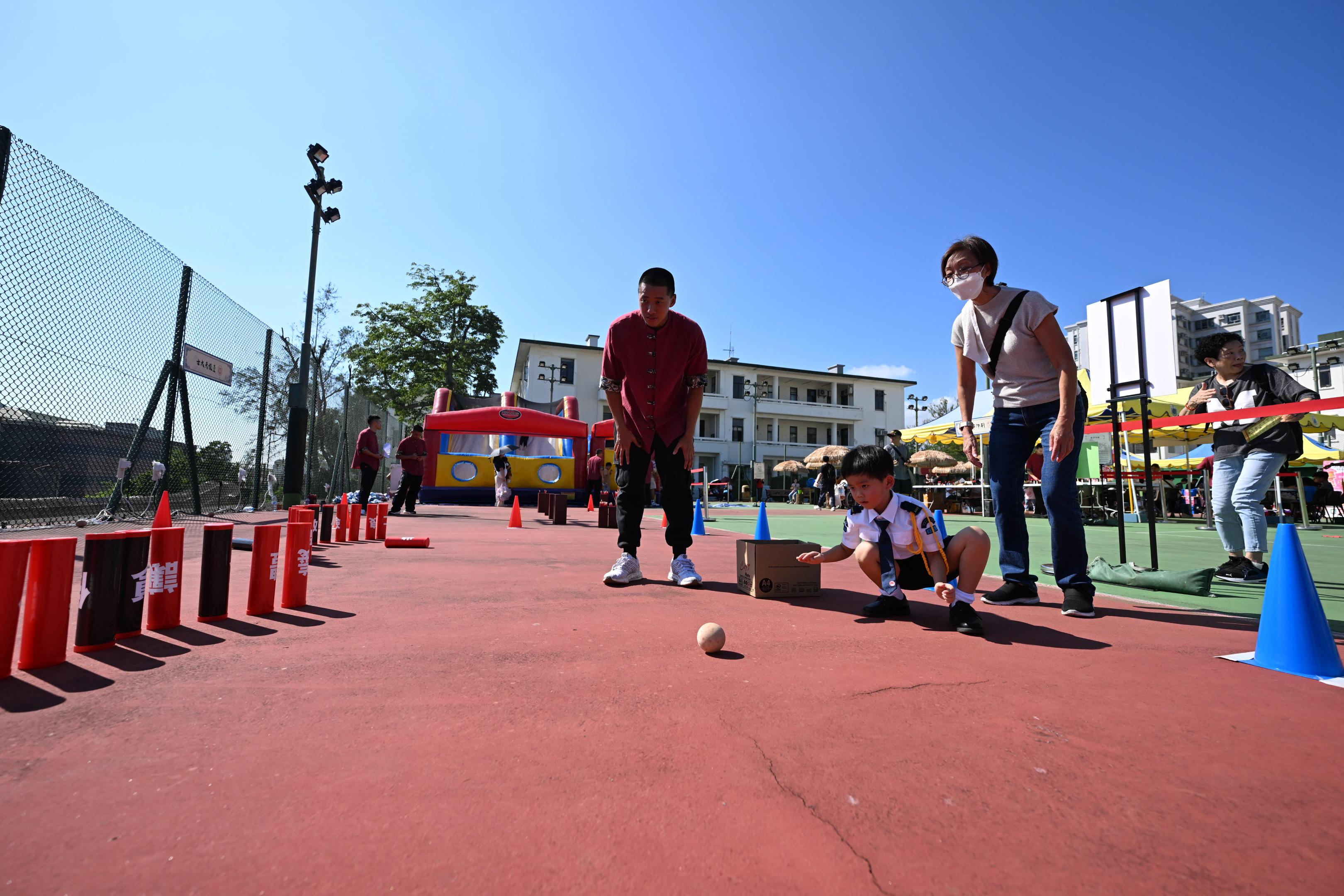 The Correctional Services Department (CSD) Sports Association held the CSD’s 68th Autumn Fair at the football field adjacent to Stanley Prison today (November 4). Photo shows members of the public taking part in a traditional Chinese sport game of mushe.