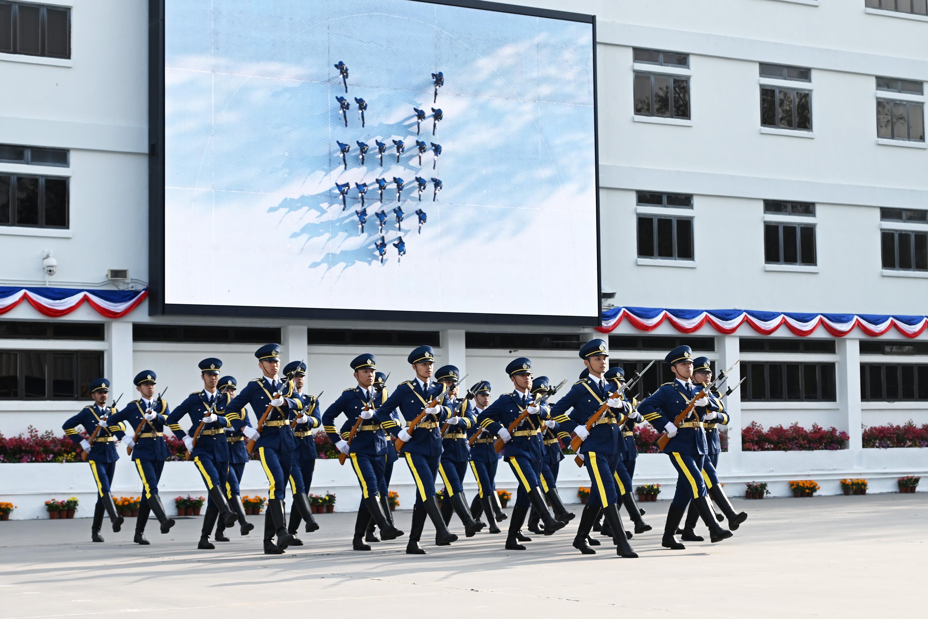 The Correctional Services Department held a passing-out parade at the Hong Kong Correctional Services Academy today (November 24). Photo shows a Chinese-style foot drill demonstration.
