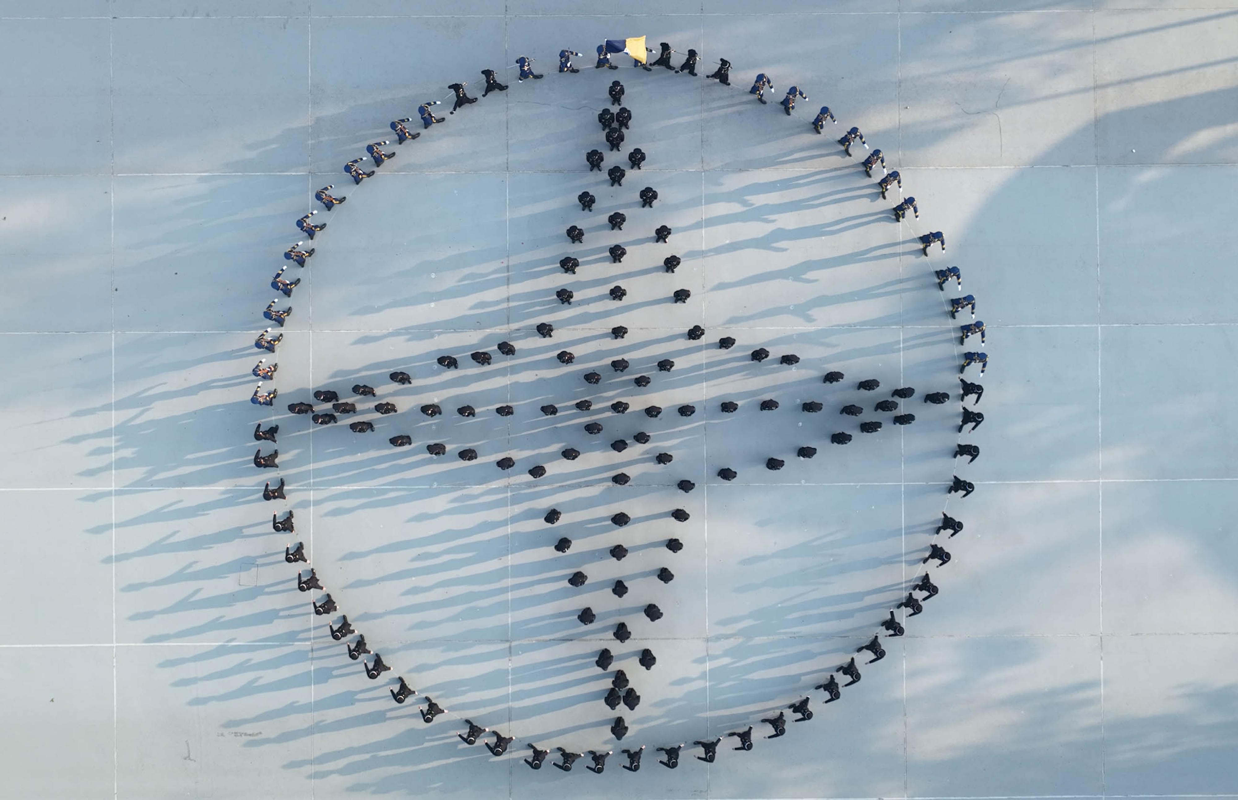 The Correctional Services Department held a passing-out parade at the Hong Kong Correctional Services Academy today (November 24). Photo shows passing-out correctional officers assembling to form the compass of the departmental crest during a foot drill demonstration, symbolising that they have clear goals and direction in serving the country and Hong Kong.