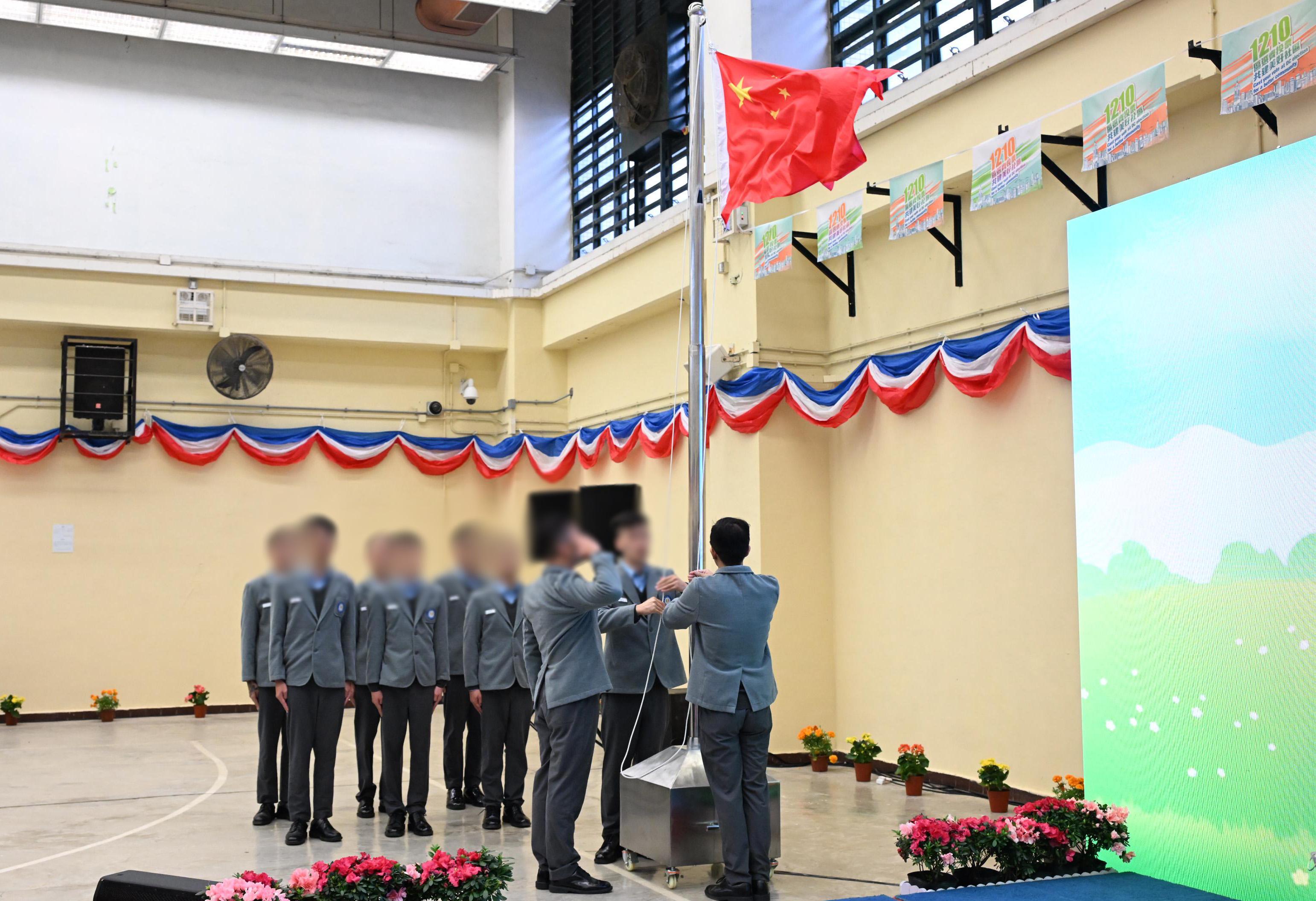 惩教署今日（十一月三十日）在白沙湾惩教所举行「立德学院」开幕典礼。图示在囚人士升旗队在开幕典礼上进行升旗仪式。