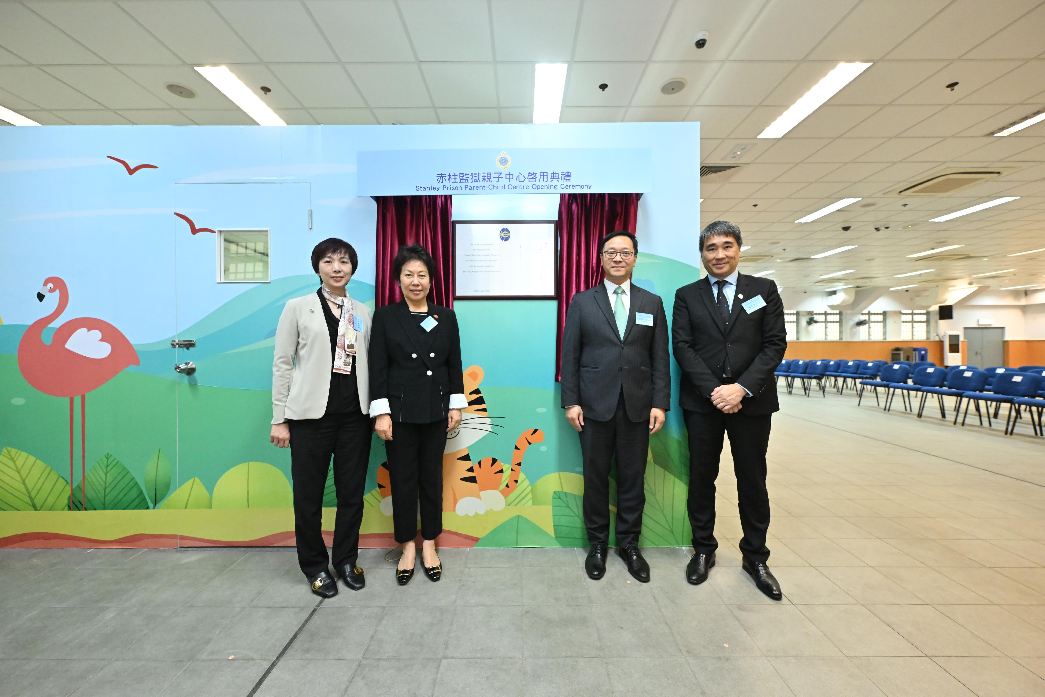 The Correctional Services Department officially launched a Parent-child Centre in Stanley Prison today (December 13). Photo shows the Chairman of the Committee on Community Support for Rehabilitated Offenders, Ms Tsui Li (second left); the Chairperson of the Executive Committee of the Society of Rehabilitation and Crime Prevention, Hong Kong, Mr Justice Poon Siu-tung (first right); the Head of Charities (Youth Development & Poverty Alleviation) of the Hong Kong Jockey Club, Ms Winnie Ying (first left); and the Commissioner of Correctional Services, Mr Wong Kwok-hing (second right), at the launching ceremony.