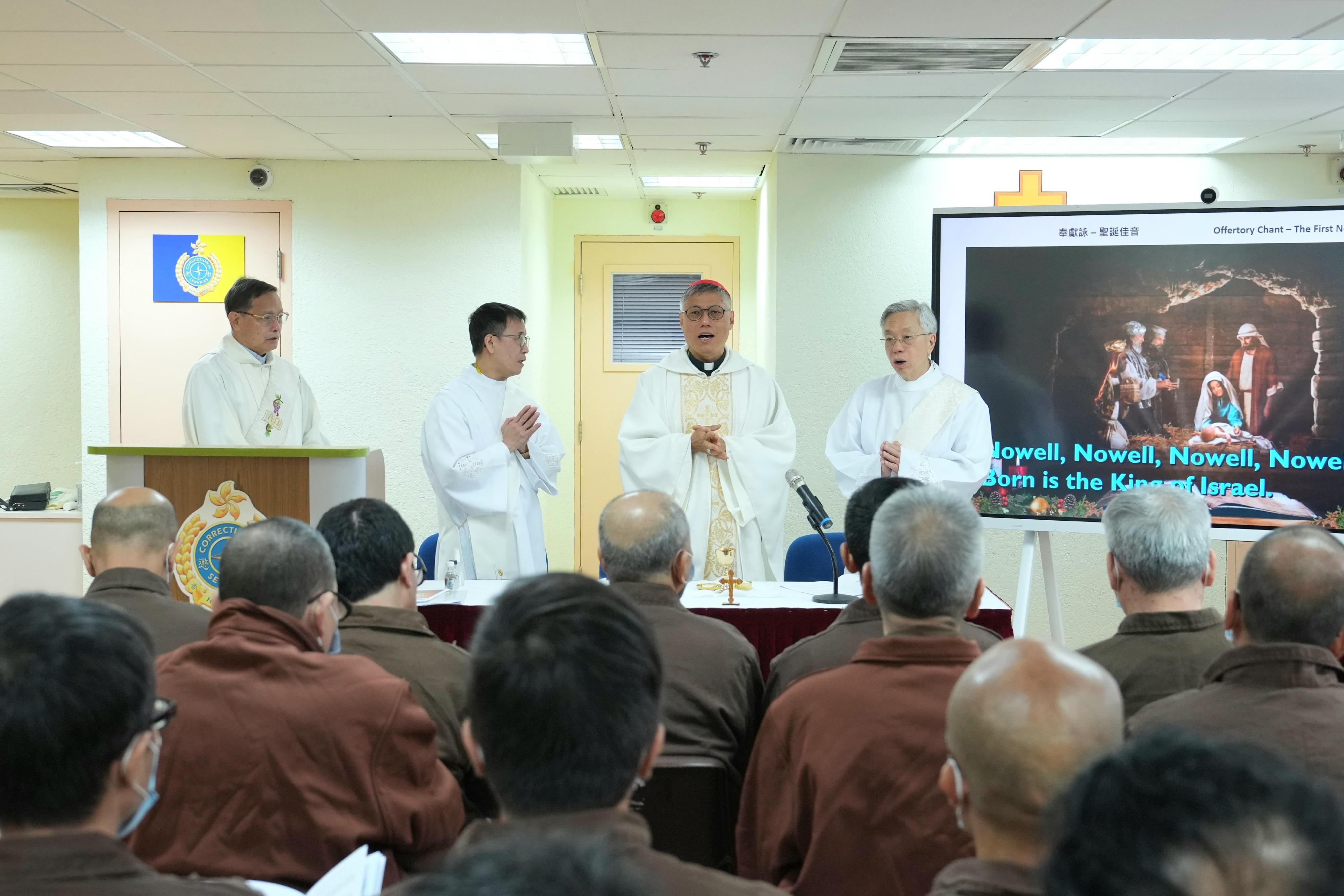 The Bishop of the Catholic Diocese of Hong Kong, Cardinal Stephen Chow (second right), visited Stanley Prison and presided at a Christmas Mass today (December 25).