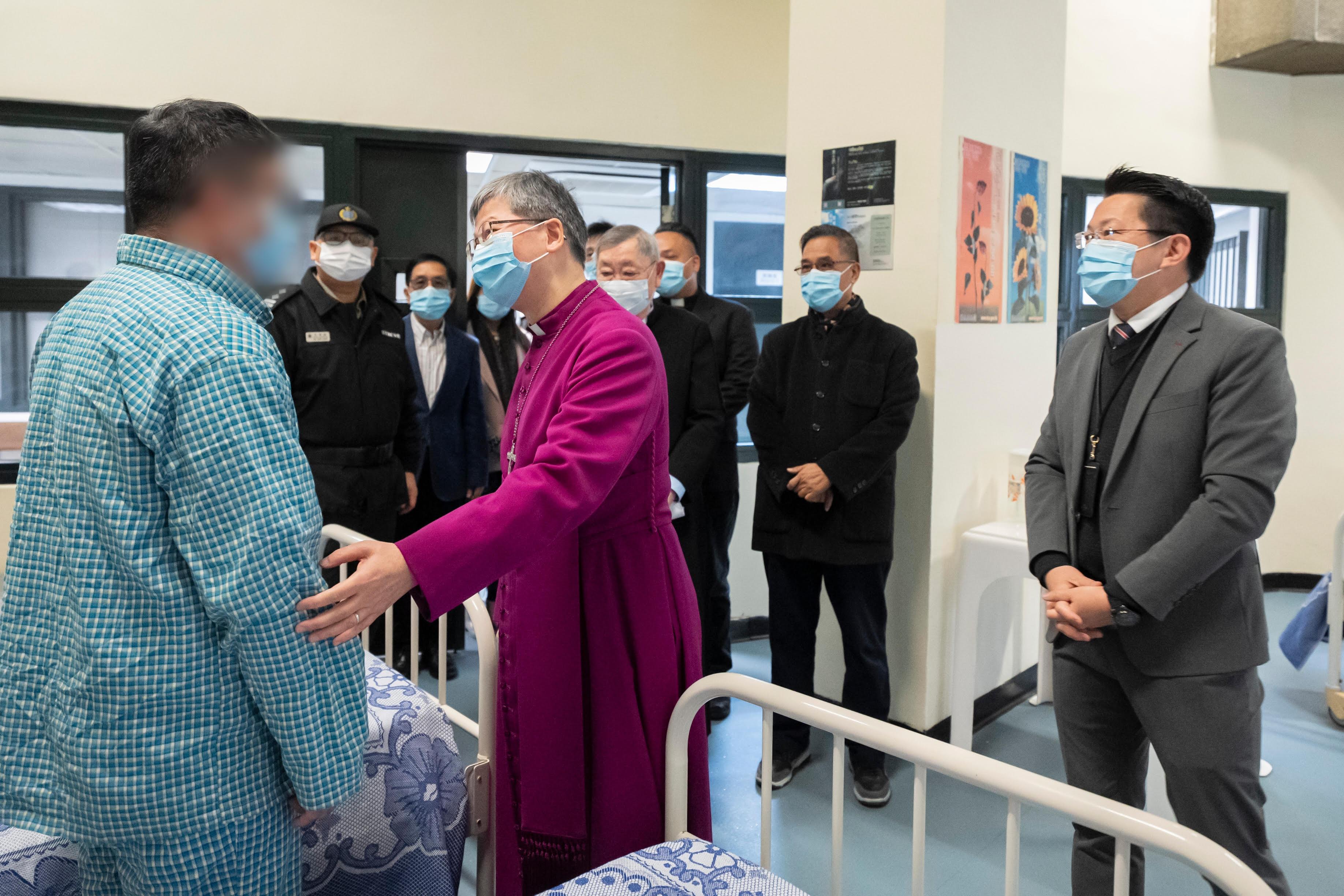 The Archbishop of Hong Kong, the Most Reverend Andrew Chan (front row, centre), accompanied by the Deputy Commissioner of Correctional Services (Operations and Strategic Development), Mr Ng Chiu-kok (front row, right), visited the hospital in Pak Sha Wan Correctional Institution to convey his sympathy and support to the sick persons in custody on December 21.