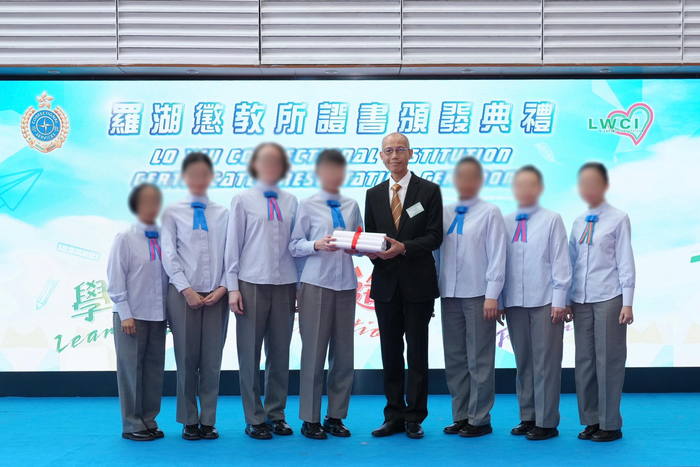 Persons in custody at Lo Wu Correctional Institution of the Correctional Services Department were presented with certificates at a ceremony today (March 20) in recognition of their continuous efforts in pursuing further studies. Photo shows the Chairman of Tung Sin Tan, Mr Ha Tak-kin (fourth right), presenting certificates to persons in custody.