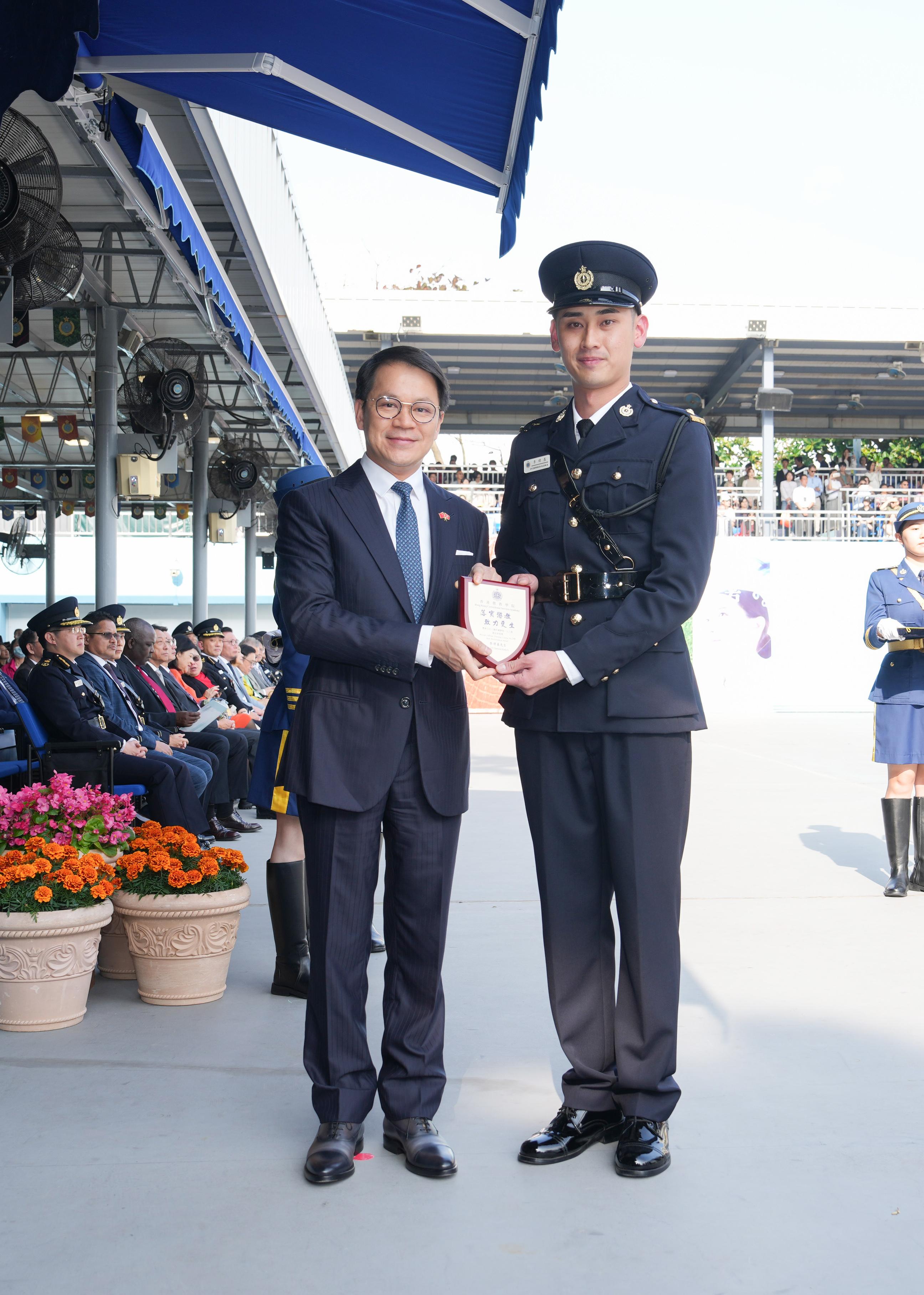 The Chairman of the Legislative Council Panel on Security, Mr Chan Hak-kan, attended the Correctional Services Department passing-out parade today (March 22). Photo shows Mr Chan (left) presenting a Best Recruit Award, the Principal’s Shield, to Officer Mr Dy Derrick Klein A.
