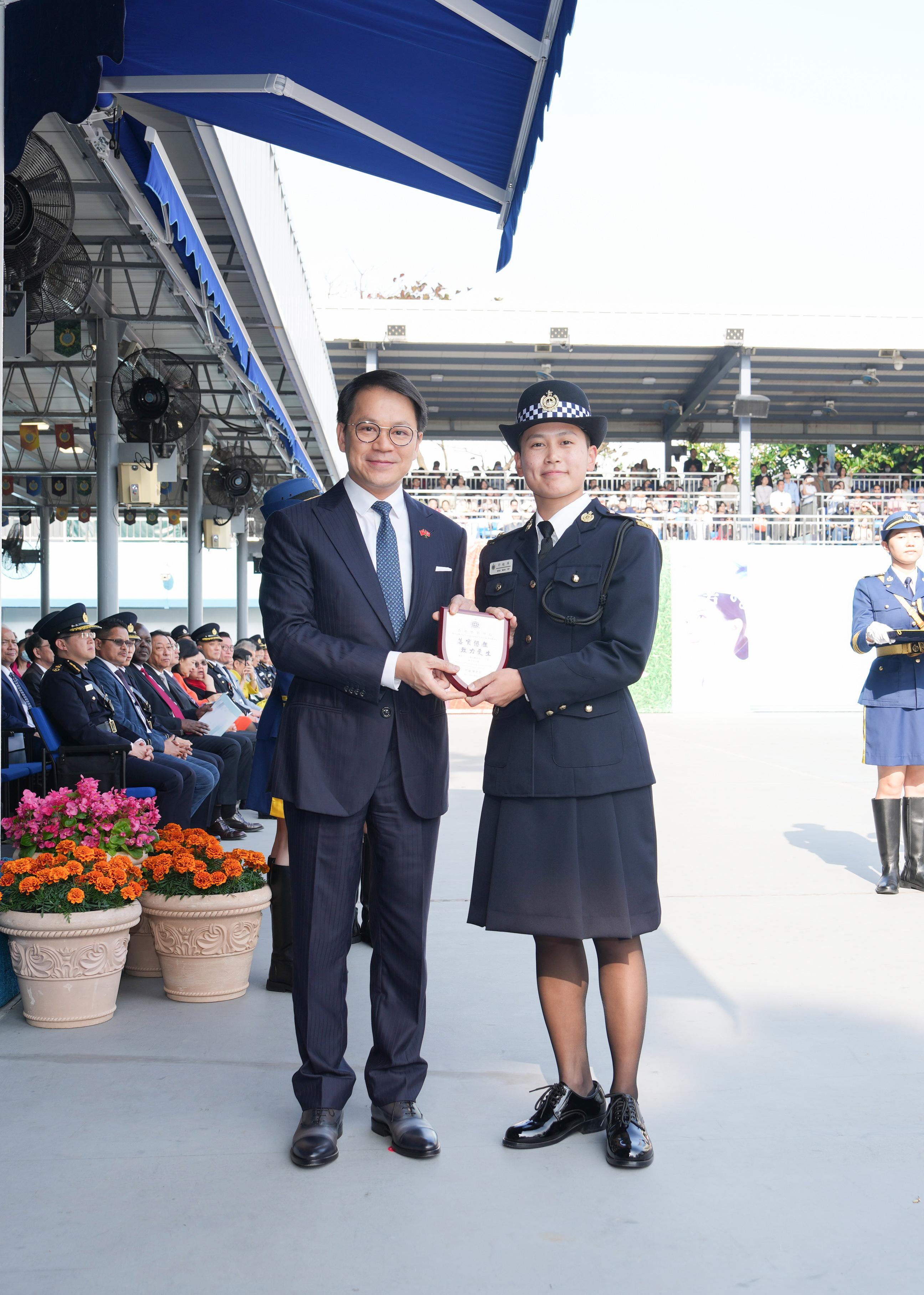 The Chairman of the Legislative Council Panel on Security, Mr Chan Hak-kan, attended the Correctional Services Department passing-out parade today (March 22). Photo shows Mr Chan (left) presenting a Best Recruit Award, the Principal’s Shield, to Officer Ms Shiu Man-yip.