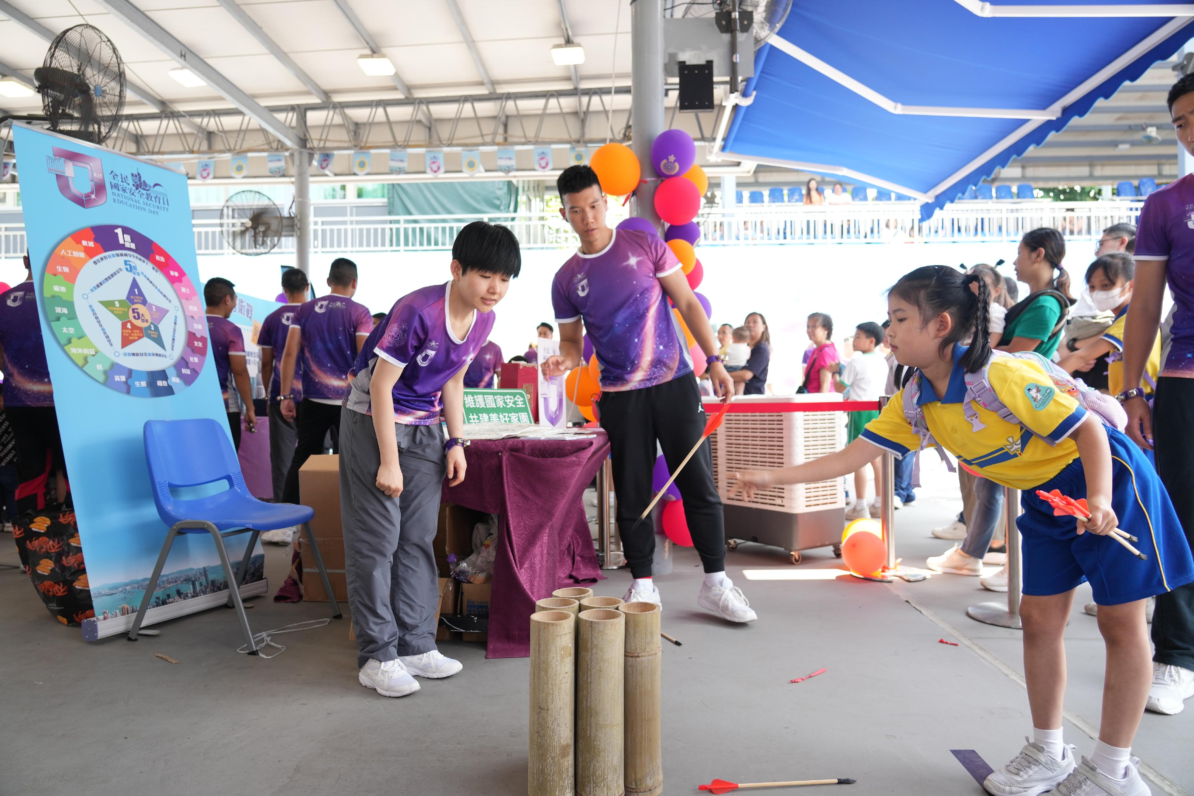 To support National Security Education Day on April 15, the Correctional Services Department held an open day at the Hong Kong Correctional Services Academy today (April 13) to raise public awareness of national security and enhance public understanding of its work in safeguarding national security. Photo shows a visitor taking part in a booth game.
