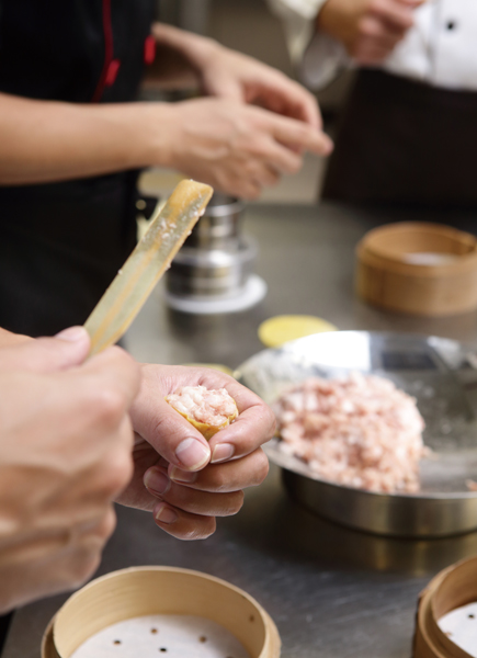 学员在塘福惩教所完成点心制作课程，获得外间培训机构认可。