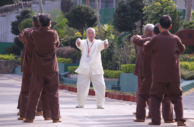 義工在大欖懲教所「松柏園」教導年長在囚人士耍太極，幫助他們建立自信。