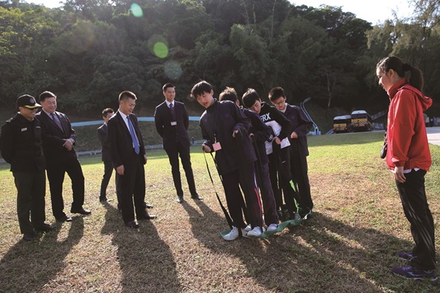 青年事務委員會主席劉鳴煒（左三）在二零一五年十二月十七日參加喜靈洲「更生先鋒計劃延展訓練營」，身體力行，呼籲學生支持在囚人士更生。