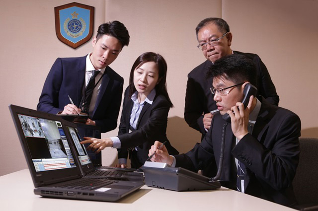 投訴調查組人員翻看閉路電視,抽絲剝繭地調查每宗個案。 投訴調查組人員翻看閉路電視,抽絲剝繭地調查每宗個案。