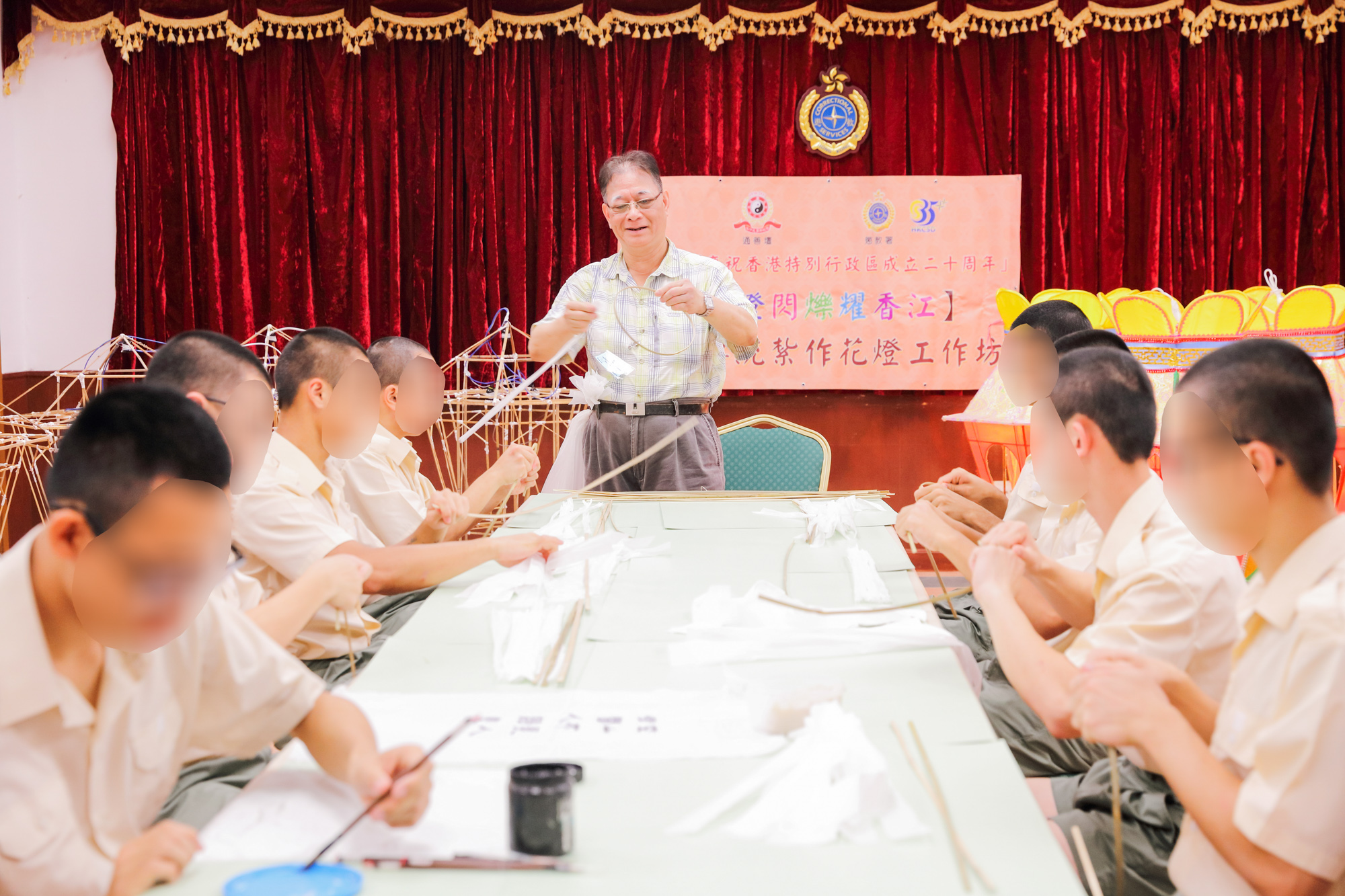 Photo 2 - An exhibition of mega-lantern was jointly held by the Department, Central and Western District Council, Central and Western District Office and Tung Sin Tan on June 25, 2017. This mega-lantern was made in parts by different groups of people, including persons in custody and sick children, and merged into a final product. This traditional lantern, which is the world’s largest hanging-type lantern, has successfully set a Guinness World Record.