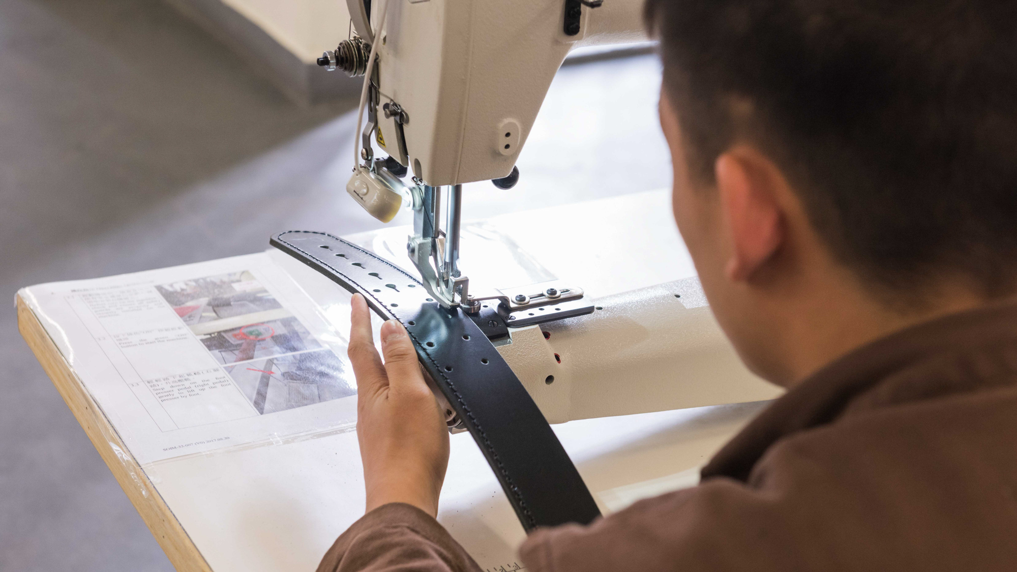 Photo 1 - A new leather products workshop is set up in Tai Lam
Correctional Institution to meet increased job orders from various
disciplined services departments.