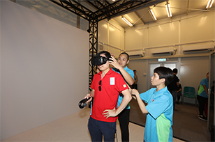 透過虛擬實境設備，市民於職員訓練院開放日認識懲教人員的入職訓練。