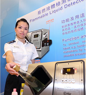 職員示範使用最新引入的易燃液體檢測儀，防止訪客攜帶易燃液體進入懲教院所。