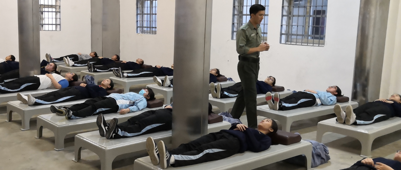 The Reflective Path aims at enhancing students’ understanding of the criminal judicial system and correctional services in Hong Kong, as well as the heavy cost for committing crimes through the simulation of the real situations including arrest, trial, detention, training and release.