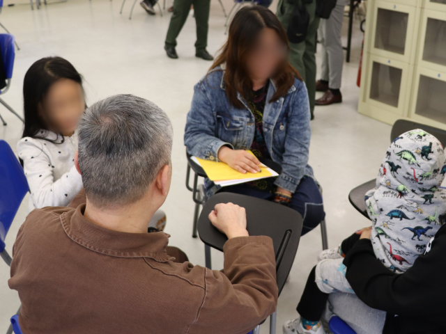 在囚人士的家屬獲邀出席證書頒發典禮及更生家庭日，見證他們的學習成果。